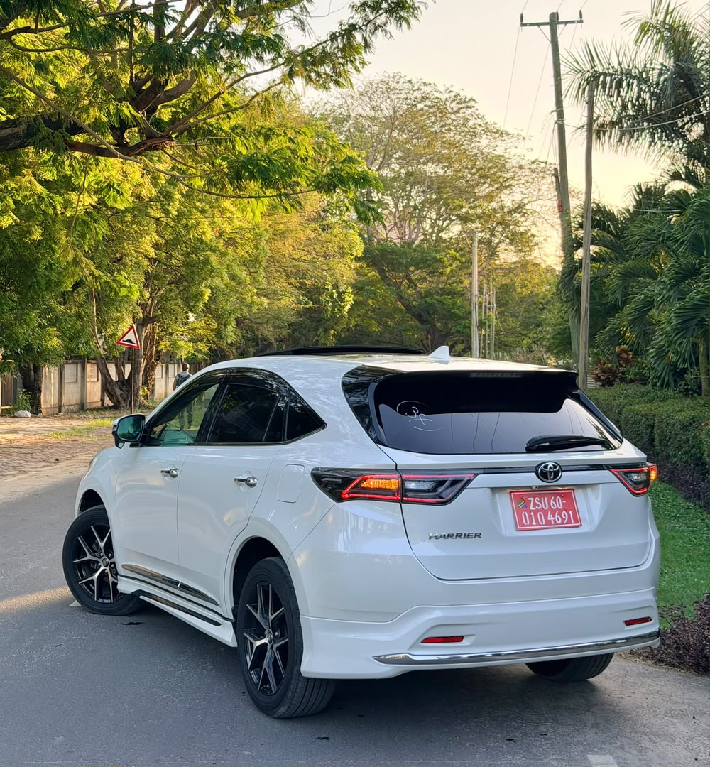 TOYOTA HARRIER thumbnail 2